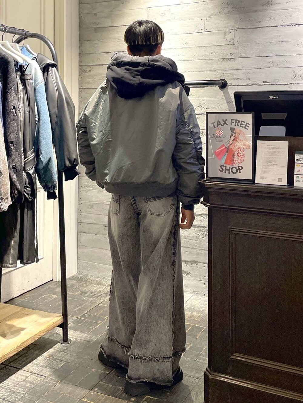 「ゆったり、ユニセックス、個性派、冬コーデ、モテ、モード、きれいめ、カラーコーデ_HARE、HARE」｜「HAREの【WEB限定】ステンレスピッグノーズネックレス(HARE)（ネックレス、シルバー系）」を使った、ウエノ シンヤさん（メンズ・176cm）の冬コーディネートの2枚目の写真