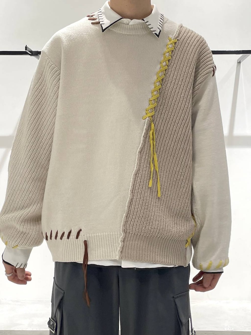 ホワイト系のブルゾン、ブラック系のブーツ、ホワイト系のシャツ/ブラウスを着用したメンズの冬コーディネートの5枚目の写真