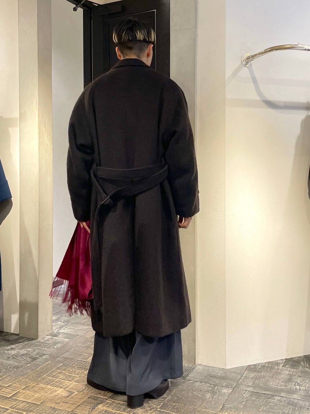 「ゆったり、ユニセックス、個性派、冬コーデ、モテ、モード、きれいめ、カラーコーデ_HARE、HARE、冬アウター、コート、カーディガン、ニット、スウェット、ワイドパンツ」｜「HAREのウールダブルコート(HARE)（トレンチコート、ブラウン系）」を使った、ウエノ シンヤさん（メンズ・176cm）の冬コーディネートの2枚目の写真
