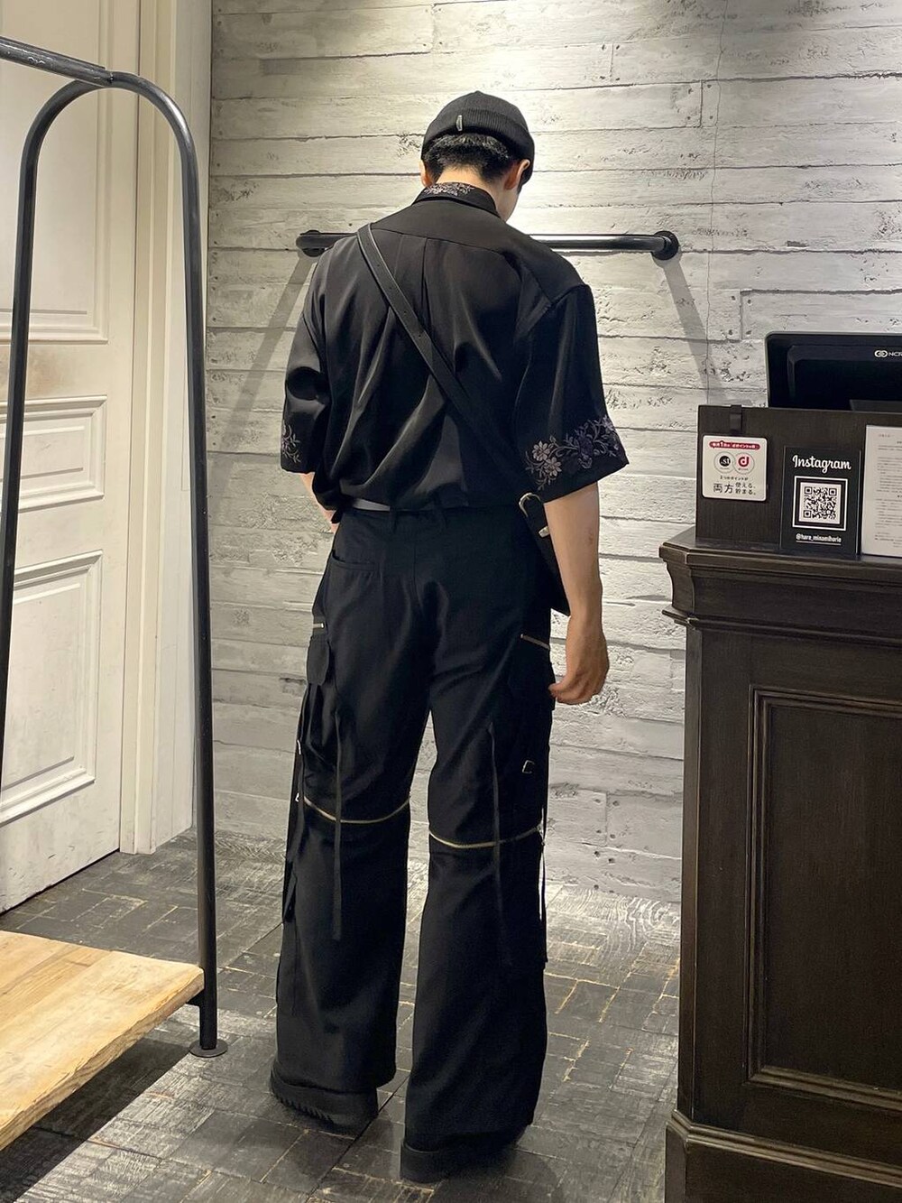 ブラック系のシャツ/ブラウス、ブラック系のカーゴパンツ、ブラック系のドレスシューズを着用したメンズの夏コーディネートの2枚目の写真