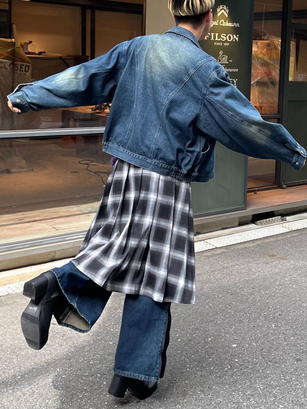 「ゆったり、ユニセックス、個性派、秋コーデ、HARE、デニムパンツ、デニムジャケット、モテ、モード、きれいめ、カラーコーデ_HARE」｜「HAREの【SETUP対応】ZIPレイヤードデニムパンツ(HARE)（デニムパンツ、ブルー系）」を使った、ウエノ シンヤさん（メンズ・176cm）の秋コーディネートの2枚目の写真