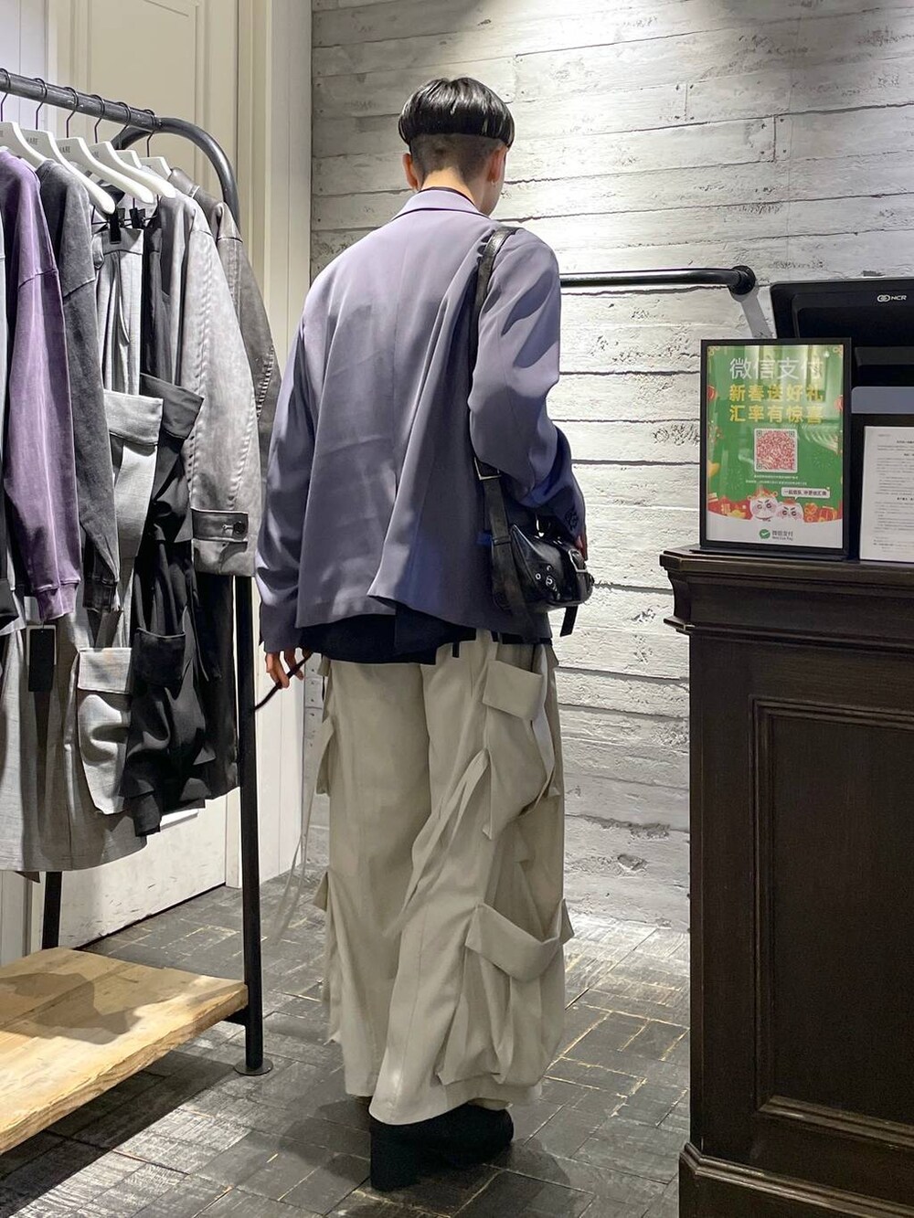 「ゆったり、ユニセックス、個性派、春コーデ、モテ、モード、きれいめ、カラーコーデ_HARE、HARE」｜「HAREのMINIシャークハイソールブーツ(HARE)（ブーツ、ブラック系）」を使った、ウエノ シンヤさん（メンズ・176cm）の春コーディネートの2枚目の写真