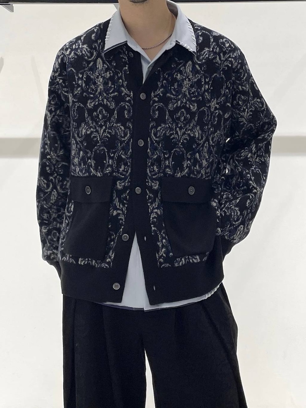 ブラック系のステンカラーコート、ブラック系のバレエシューズ、ブルー系のシャツ/ブラウスを着用したメンズの冬コーディネートの4枚目の写真