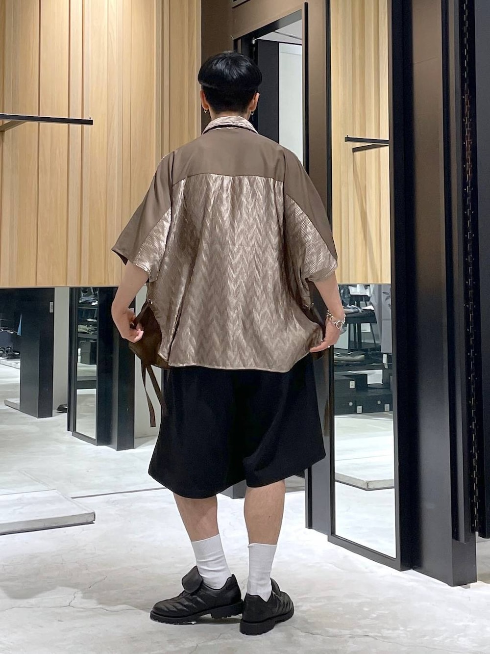 「ゆったり、ユニセックス、個性派、夏コーデ、モテ、モード、きれいめ、カラーコーデ_HARE、HARE」｜「HAREの【SET UP対応】DABOルーズショーツ(HARE)（その他パンツ、ブラック系）」を使った、ウエノ シンヤさん（メンズ・176cm）の春コーディネートの2枚目の写真