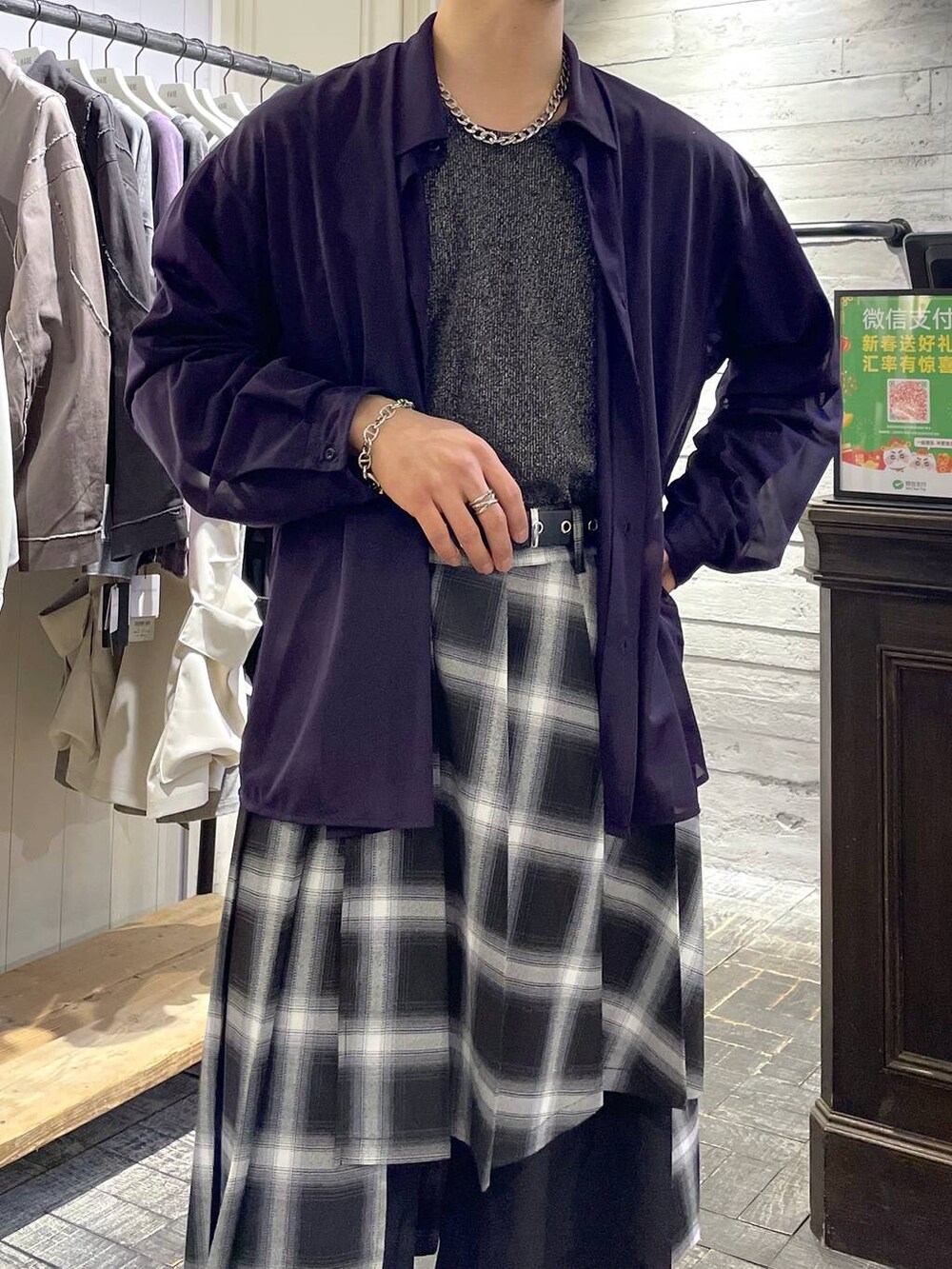 「ゆったり、ユニセックス、個性派、春コーデ、モテ、モード、きれいめ、カラーコーデ_HARE、HARE」｜「HAREのピッグノーズチェーンブレス(HARE)（ブレスレット、シルバー系）」を使った、ウエノ シンヤさん（メンズ・176cm）の春コーディネートの3枚目の写真