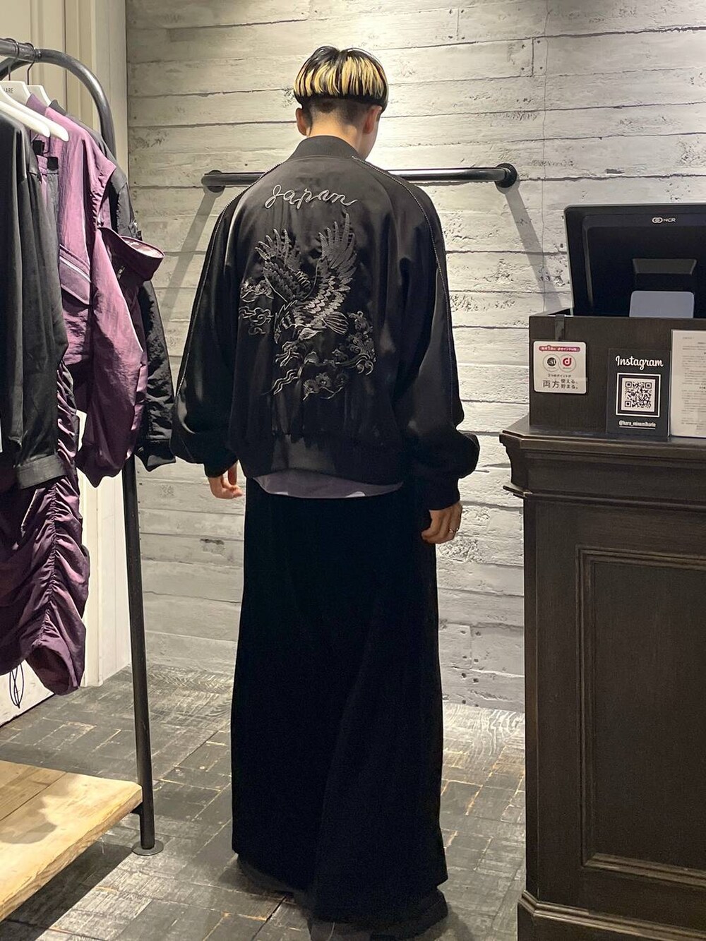 「ブルゾン、シャツ、ワイドパンツ、ゆったり、ユニセックス、個性派、秋コーデ、モテ、モード、きれいめ、カラーコーデ_HARE、HARE」｜「HAREのバックルモカタンクソールシューズ（ドレスシューズ、ブラック系）」を使った、ウエノ シンヤさん（メンズ・176cm）の秋コーディネートの2枚目の写真