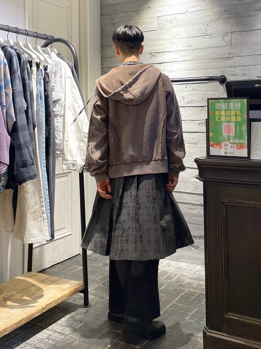 「ゆったり、ユニセックス、個性派、春コーデ、モテ、モード、きれいめ、カラーコーデ_HARE、HARE」｜「HAREのピッグノーズチェーンブレス(HARE)（ブレスレット、シルバー系）」を使った、ウエノ シンヤさん（メンズ・176cm）の冬コーディネートの2枚目の写真