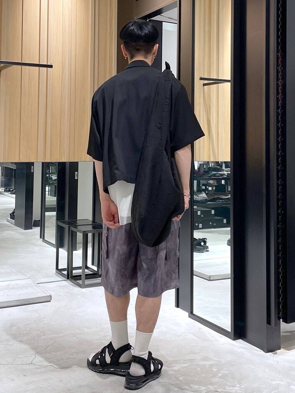 「ゆったり、ユニセックス、個性派、夏コーデ、モテ、モード、きれいめ、カラーコーデ_HARE、HARE」｜「HAREの【一部カラーWEB限定】EASYショルダーBAG(HARE)（ショルダーバッグ、ブラック系）」を使った、ウエノ シンヤさん（メンズ・176cm）の春コーディネートの2枚目の写真