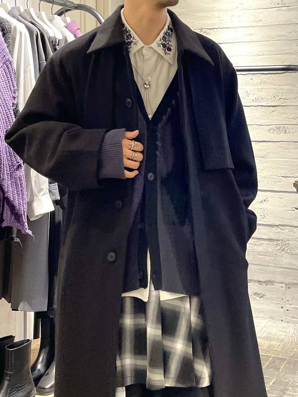 「冬コーデ、冬アウター、コート、カーディガン、ワイドパンツ、ゆったり、ユニセックス、個性派、モテ、モード、きれいめ、カラーコーデ_HARE、HARE」｜「HAREの【SET UP対応】TOROMIシシュウシャツ(HARE)（シャツ/ブラウス、ホワイト系）」を使った、ウエノ シンヤさん（メンズ・176cm）の秋コーディネートの3枚目の写真