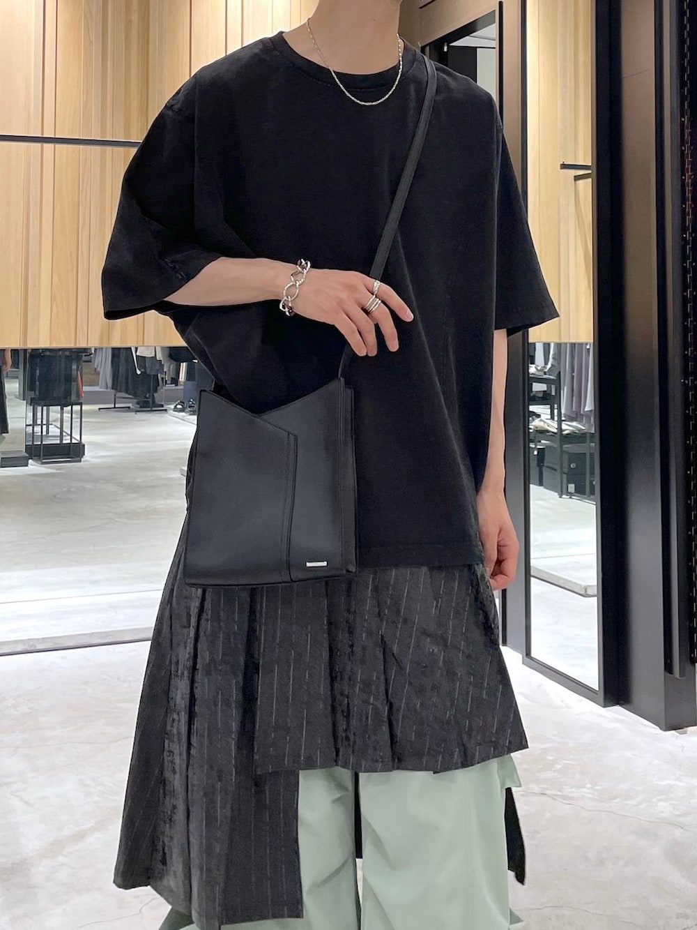 「ゆったり、モテ、ユニセックス、個性派、夏コーデ、モード、きれいめ、カラーコーデ_HARE、HARE」｜「HAREのHAREロゴヴィンテージカットソー(HARE)（Tシャツ/カットソー、グレー系）」を使った、ウエノ シンヤさん（メンズ・176cm）の春コーディネートの3枚目の写真