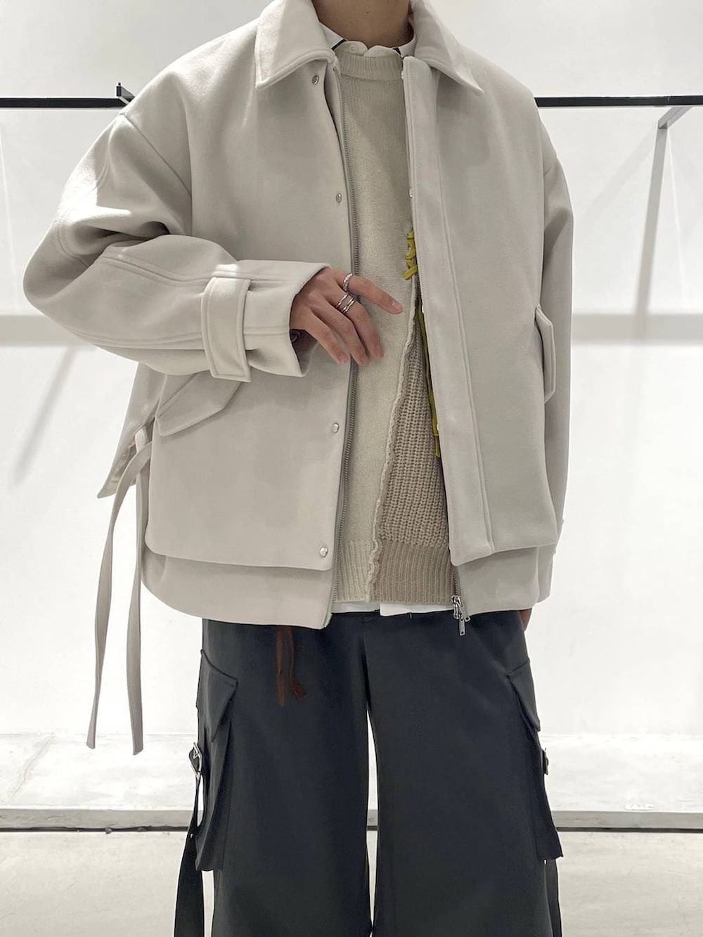 ホワイト系のブルゾン、ブラック系のブーツ、ホワイト系のシャツ/ブラウスを着用したメンズの冬コーディネートの4枚目の写真