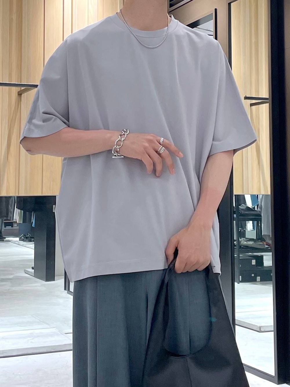 「ゆったり、ユニセックス、個性派、夏コーデ、モテ、モード、きれいめ、カラーコーデ_HARE、HARE」｜「HAREのSMALLサンカクトート(HARE)（トートバッグ、ブラック系）」を使った、ウエノ シンヤさん（メンズ・176cm）の春コーディネートの3枚目の写真