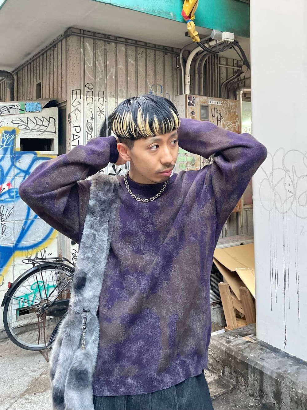 「ゆったり、ユニセックス、個性派、秋コーデ、モテ、モード、きれいめ、カラーコーデ_HARE、HARE、ニット、冬コーデ、ワイドパンツ」｜「HAREのラップスカートベルト(HARE)（スカート、ブラック系）」を使った、ウエノ シンヤさん（メンズ・176cm）の秋コーディネートの3枚目の写真