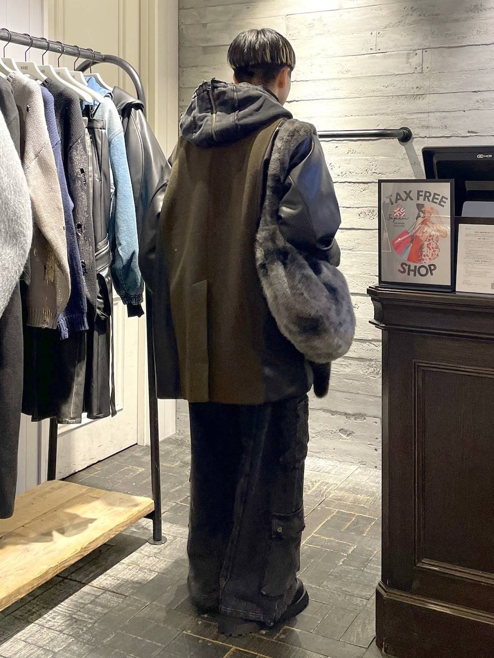 「ゆったり、ユニセックス、個性派、冬コーデ、モテ、モード、きれいめ、カラーコーデ_HARE、HARE」｜「HAREのステンレスブレスレット(HARE)（ブレスレット、シルバー系）」を使った、ウエノ シンヤさん（メンズ・176cm）の冬コーディネートの2枚目の写真