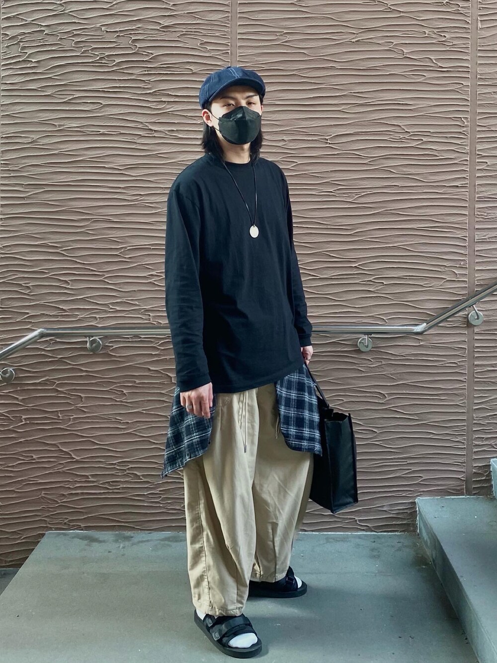 「nurariのアイテム（チノパンツ、ベージュ系）」を使った、esxさん（メンズ・180cm）の春コーディネートの2枚目の写真