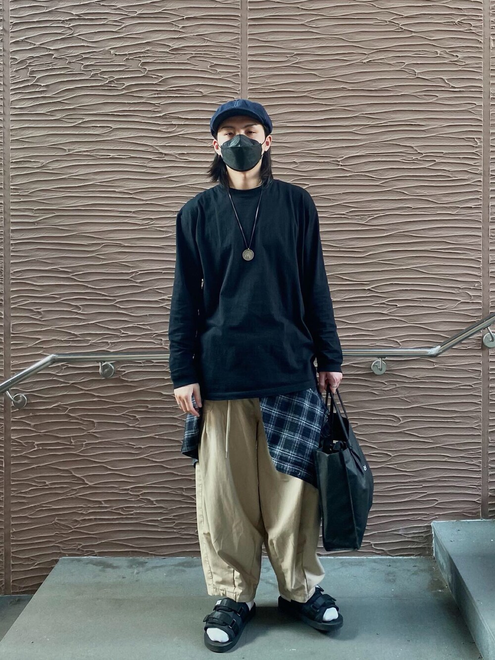 「nurariのアイテム（チノパンツ、ベージュ系）」を使った、esxさん（メンズ・180cm）の春コーディネートの3枚目の写真