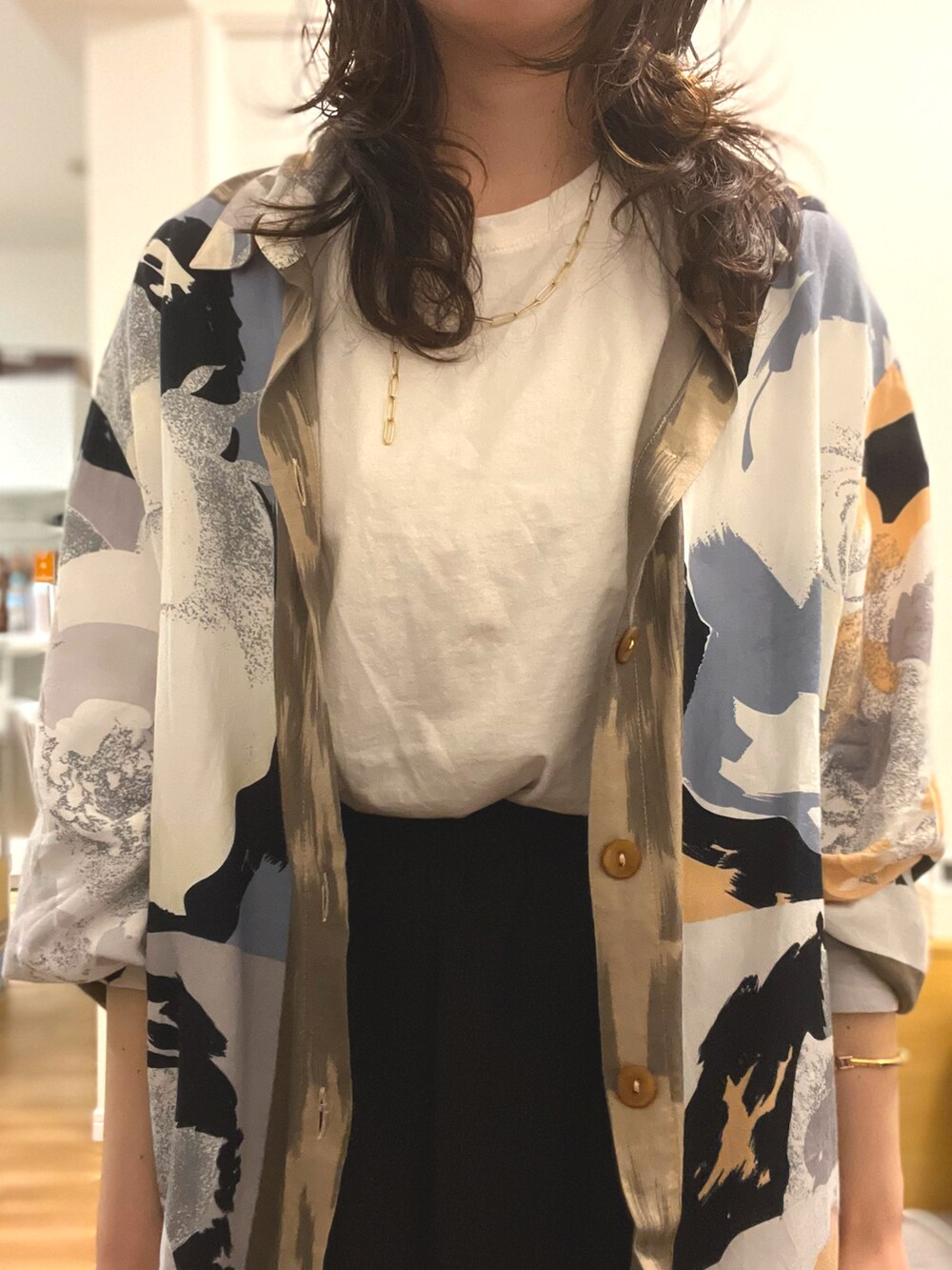 その他のシャツ/ブラウス、ホワイト系のショルダーバッグ、ブラック系のスカートを着用したレディースの夏コーディネートの2枚目の写真