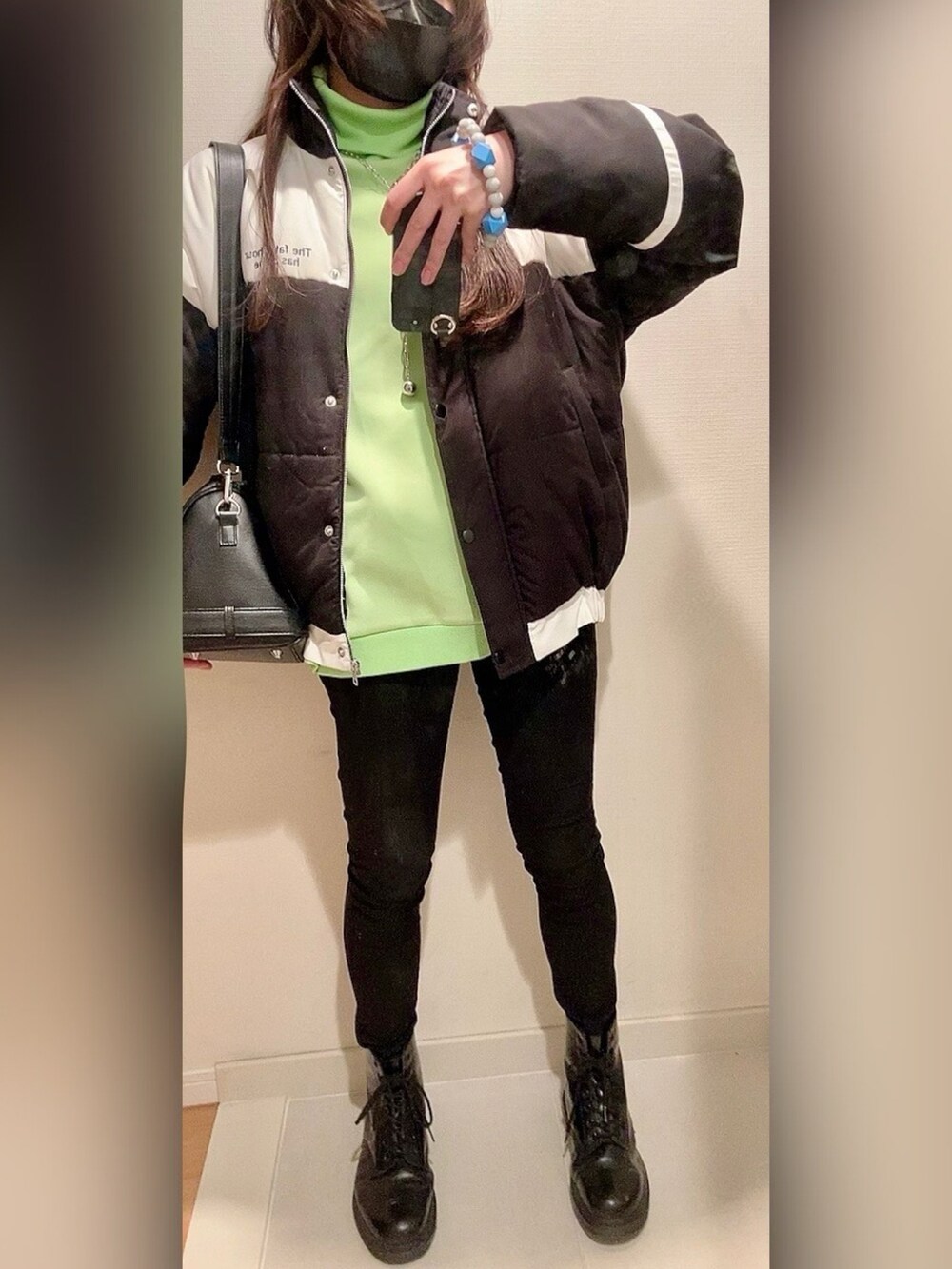 ブラック系のその他パンツ、ブラック系のその他アウター、グリーン系のトップスを着用したレディースの冬コーディネートの2枚目の写真