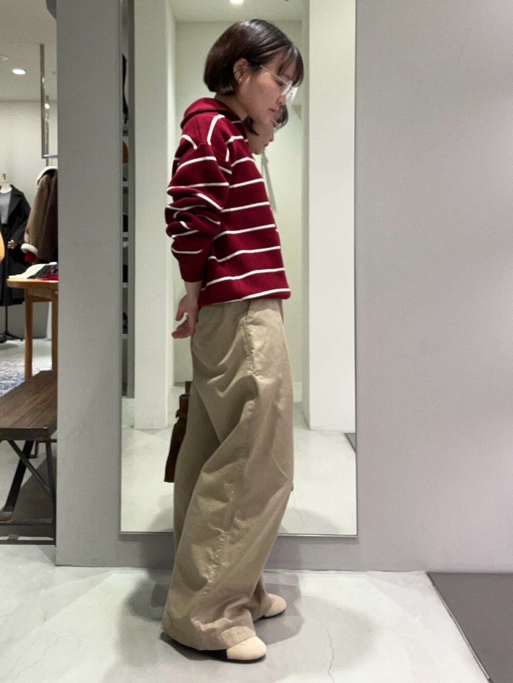 その他のニット/セーター、ブラウン系のトートバッグ、ベージュ系のスニーカーを着用したレディースの秋コーディネートの2枚目の写真