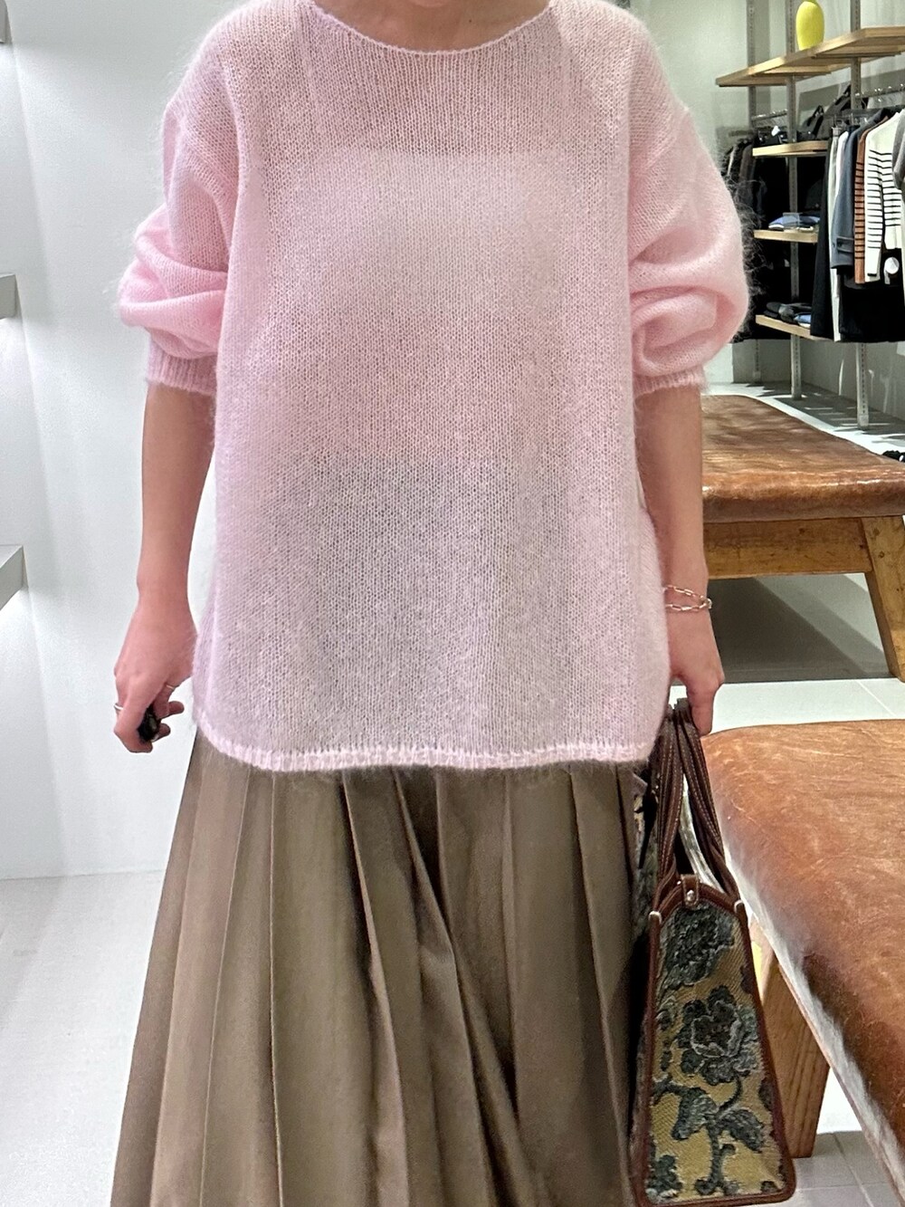 ゴールド系のニット/セーター、ブルー系のスカート、イエロー系のブーツを着用したレディースの秋コーディネートの3枚目の写真