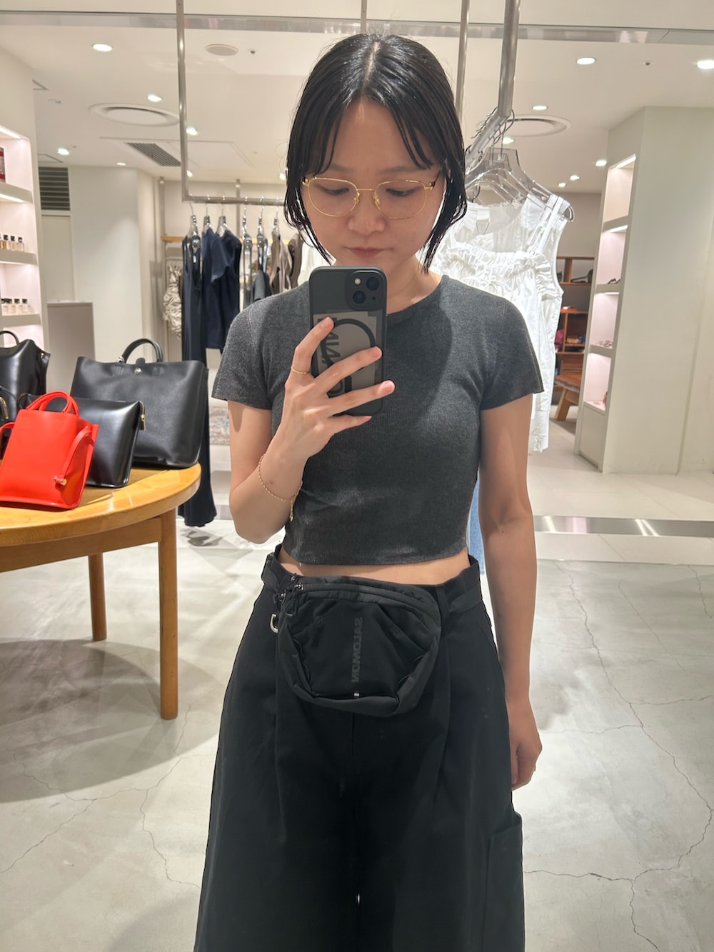 ブラック系のその他パンツ、グレー系のニット/セーター、ブラック系のボディバッグ/ウエストポーチを着用したレディースの夏コーディネートの3枚目の写真
