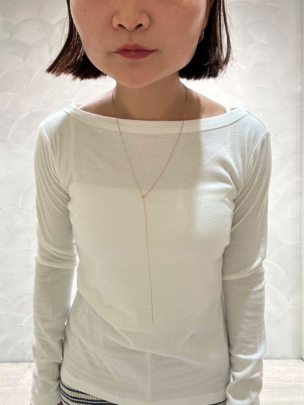 その他のスカート、ブラック系のサンダル、ホワイト系のTシャツ/カットソーを着用したレディースの夏コーディネートの4枚目の写真