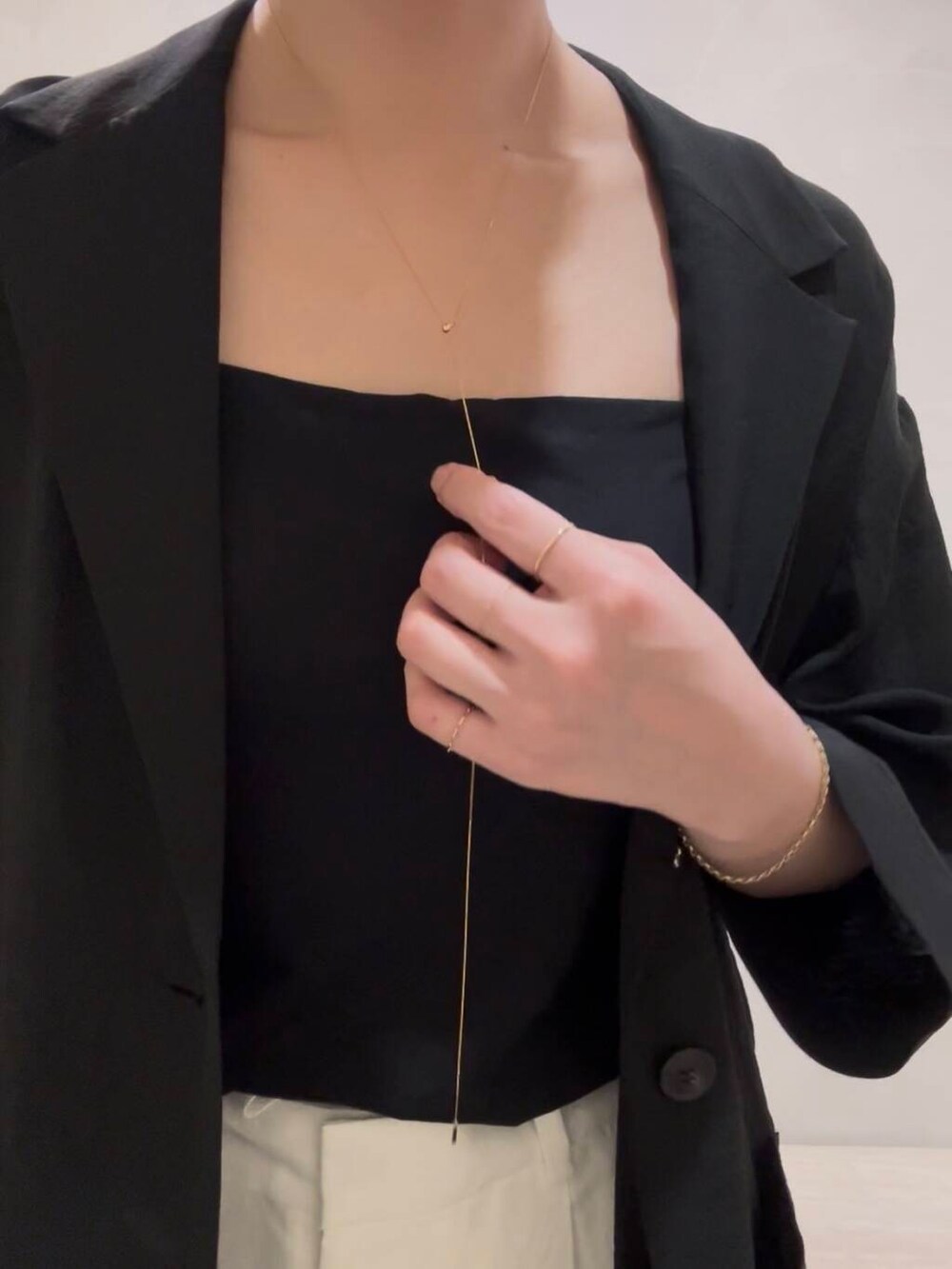 ホワイト系のその他パンツ、ブラック系のサンダル、ブラック系のその他アウターを着用したレディースの夏コーディネートの3枚目の写真