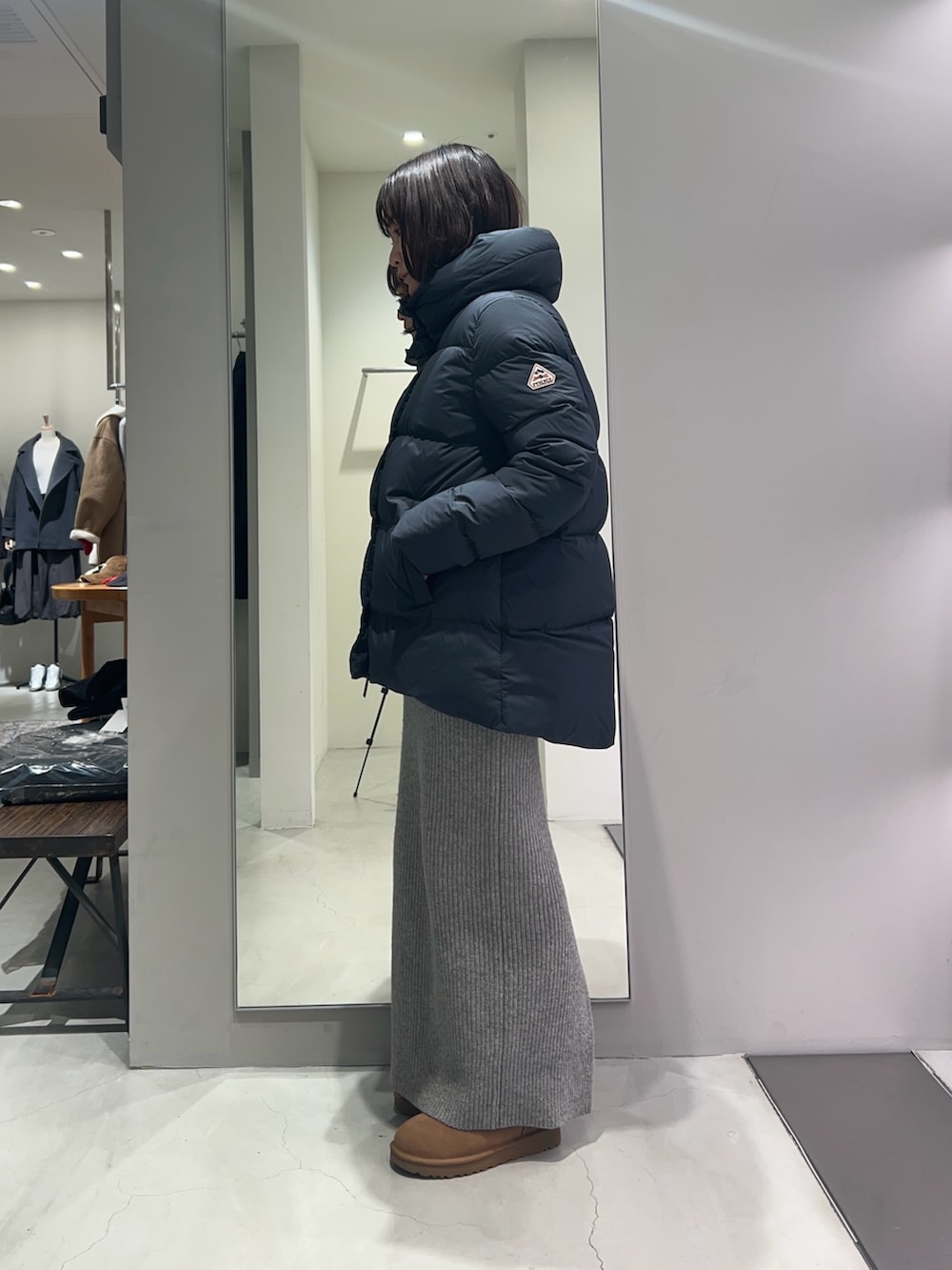 グレー系のダウンジャケット/コート、イエロー系のその他シューズを着用したレディースの冬コーディネートの2枚目の写真