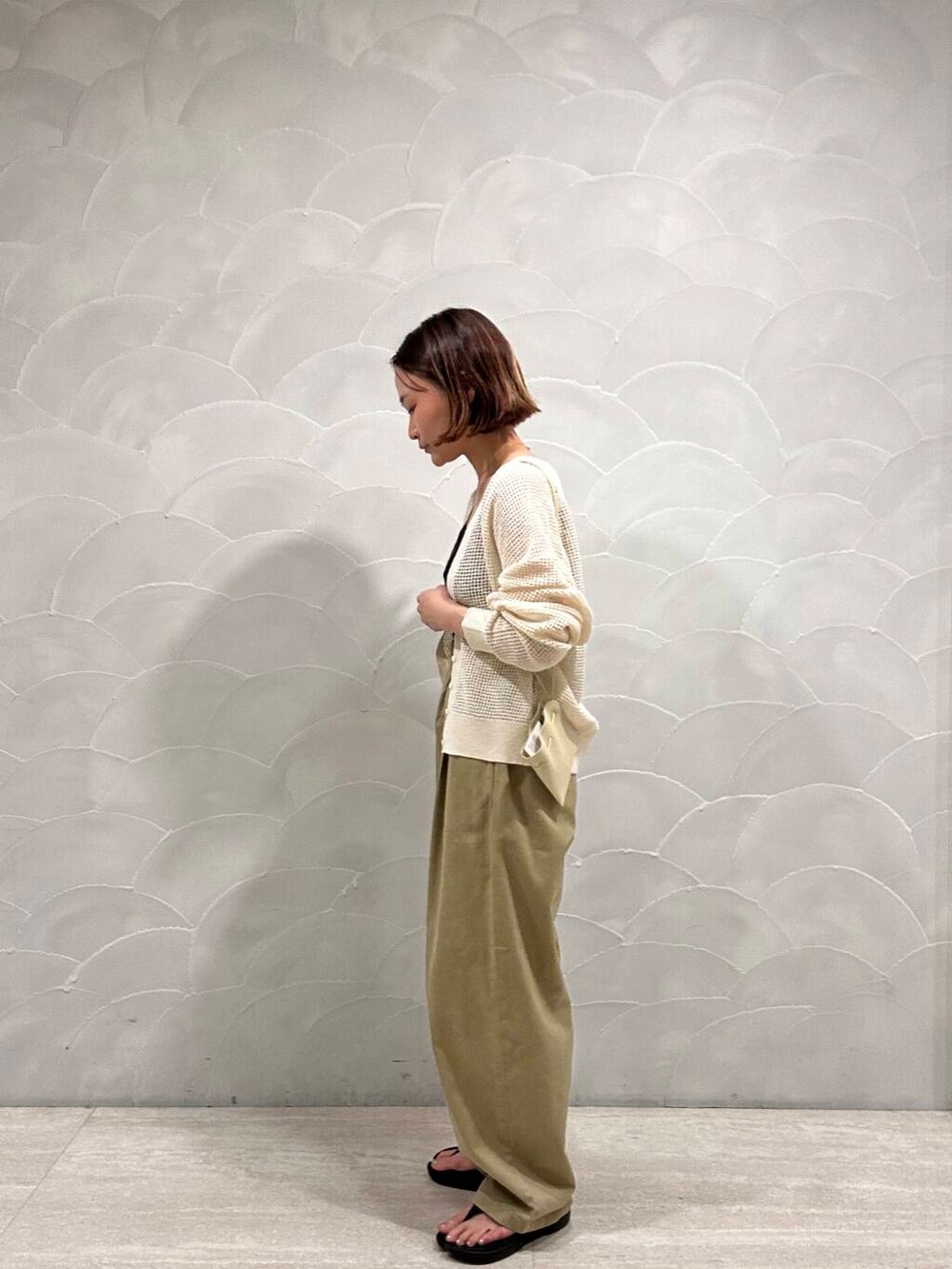 ベージュ系のその他パンツ、ブラック系のサンダル、ホワイト系のカーディガン/ボレロを着用したレディースの夏コーディネートの2枚目の写真