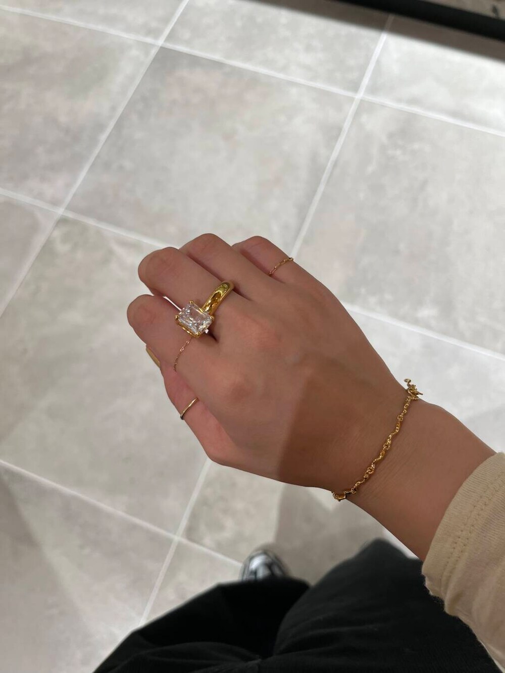 ゴールド系のリング、ゴールド系のリング、ゴールド系のリングを着用したレディースの秋コーディネートの2枚目の写真