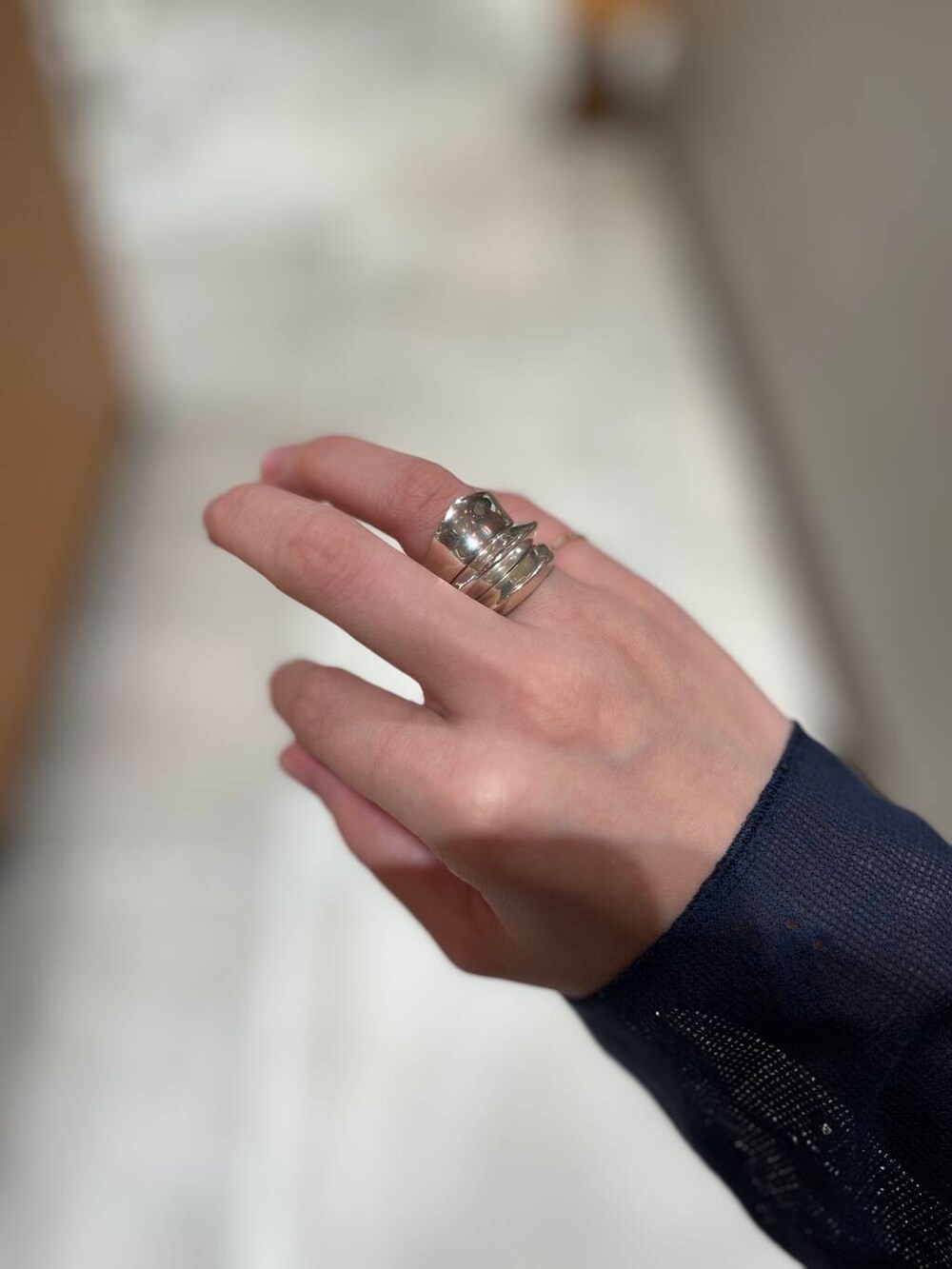 ゴールド系のリング、シルバー系のリングを着用したレディースの夏コーディネートの2枚目の写真