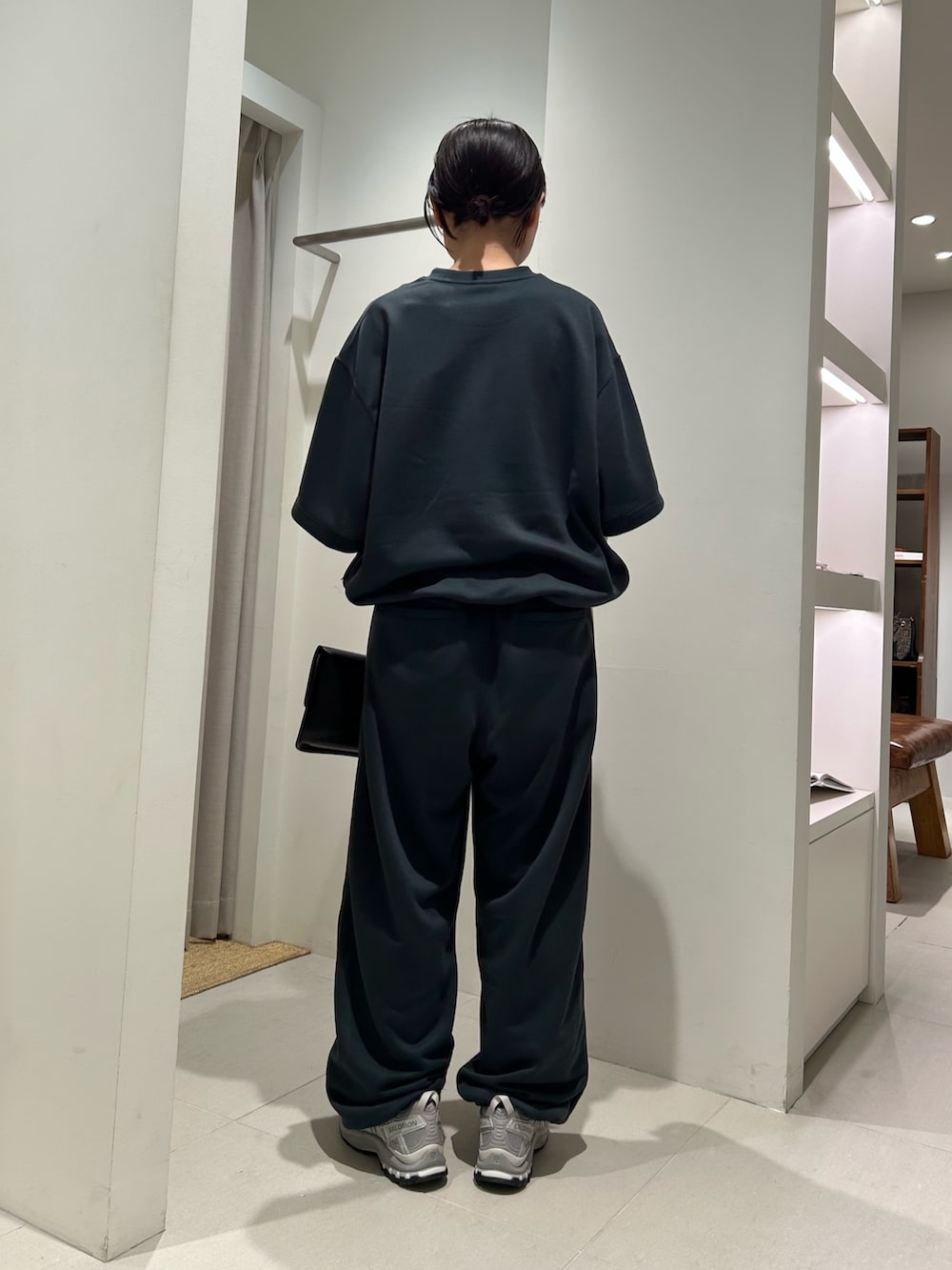 ブラック系のスウェット、ブラック系のスウェットパンツ、グレー系のスニーカーを着用したレディースの冬コーディネートの2枚目の写真