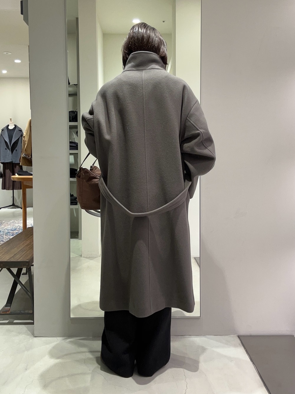 グリーン系のその他アウター、ブラウン系のショルダーバッグ、ブラック系のその他パンツを着用したレディースの秋コーディネートの2枚目の写真