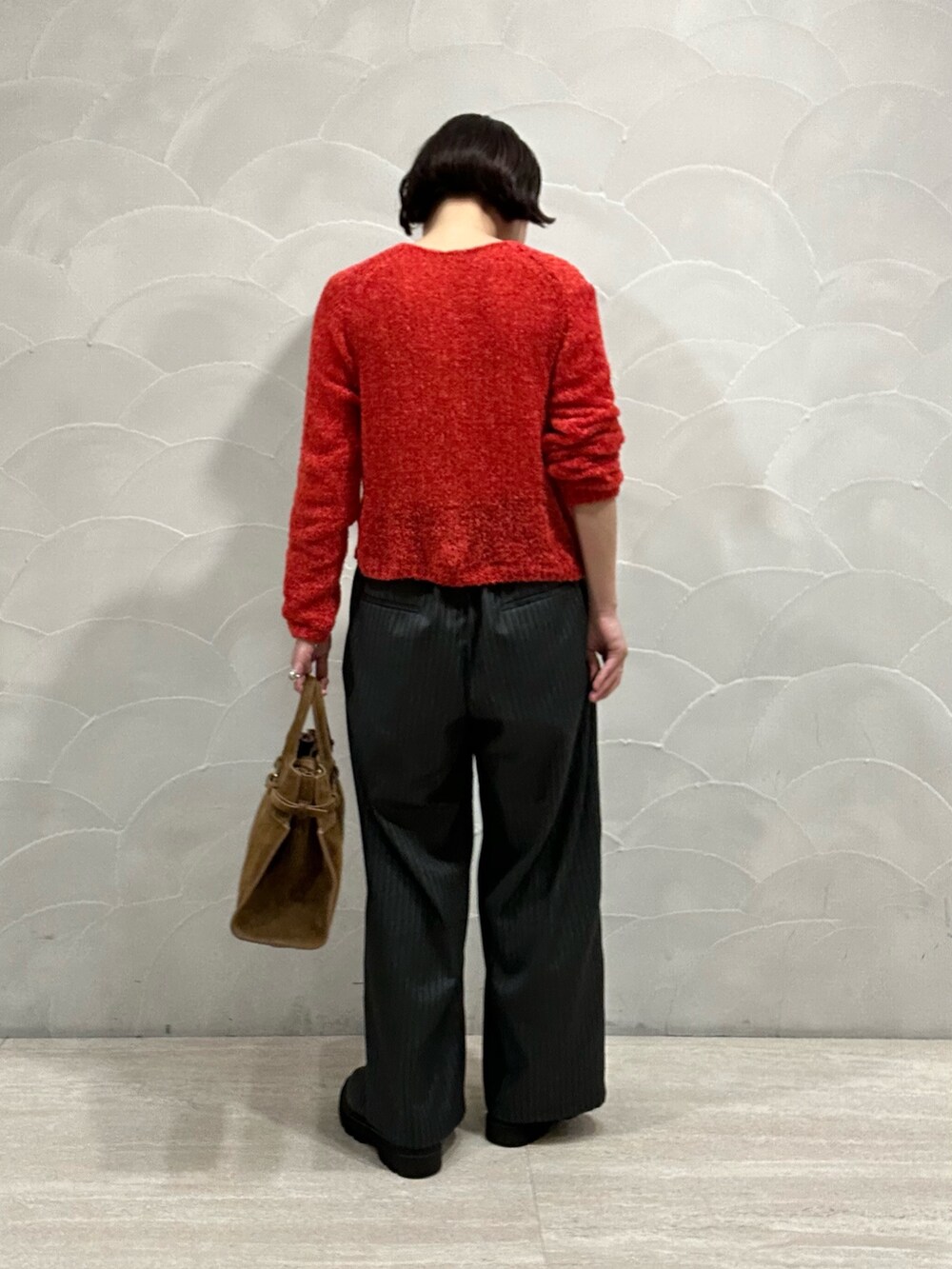 ブラウン系のトートバッグ、レッド系のカーディガン/ボレロ、その他のその他パンツを着用したレディースの秋コーディネートの2枚目の写真
