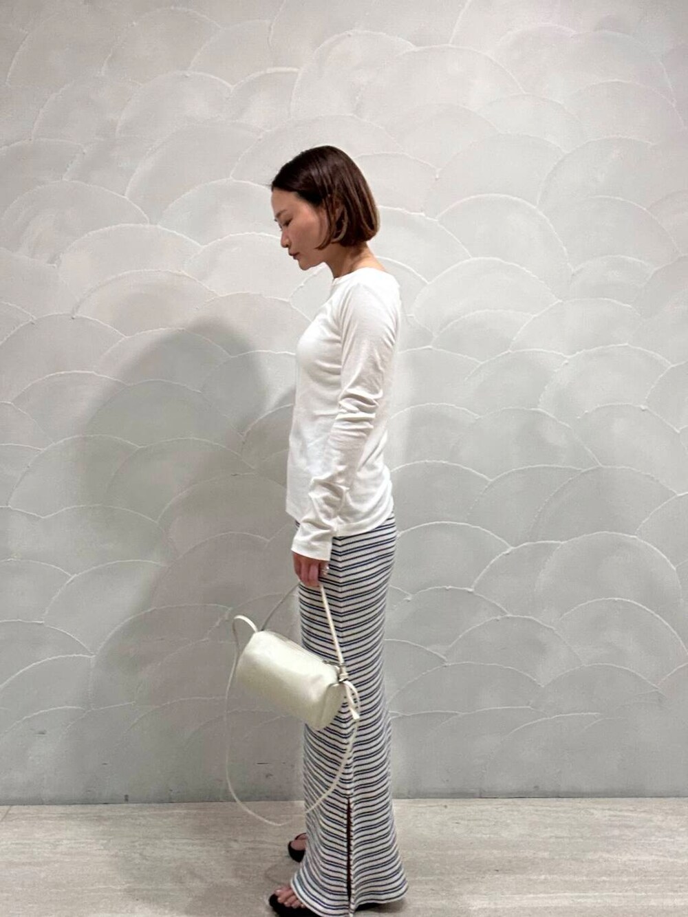 その他のスカート、ブラック系のサンダル、ホワイト系のTシャツ/カットソーを着用したレディースの夏コーディネートの2枚目の写真