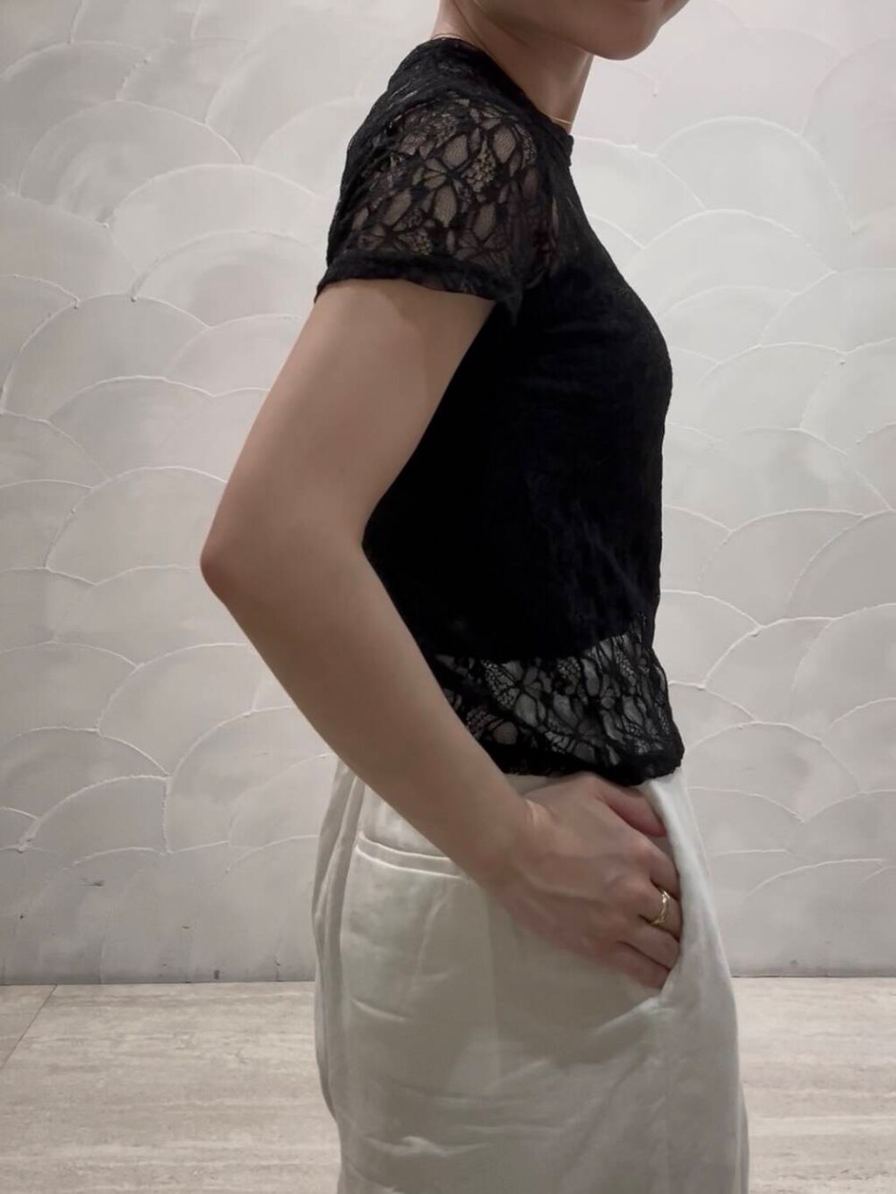 ホワイト系のその他パンツ、ブラック系のTシャツ/カットソーを着用したレディースの夏コーディネートの2枚目の写真