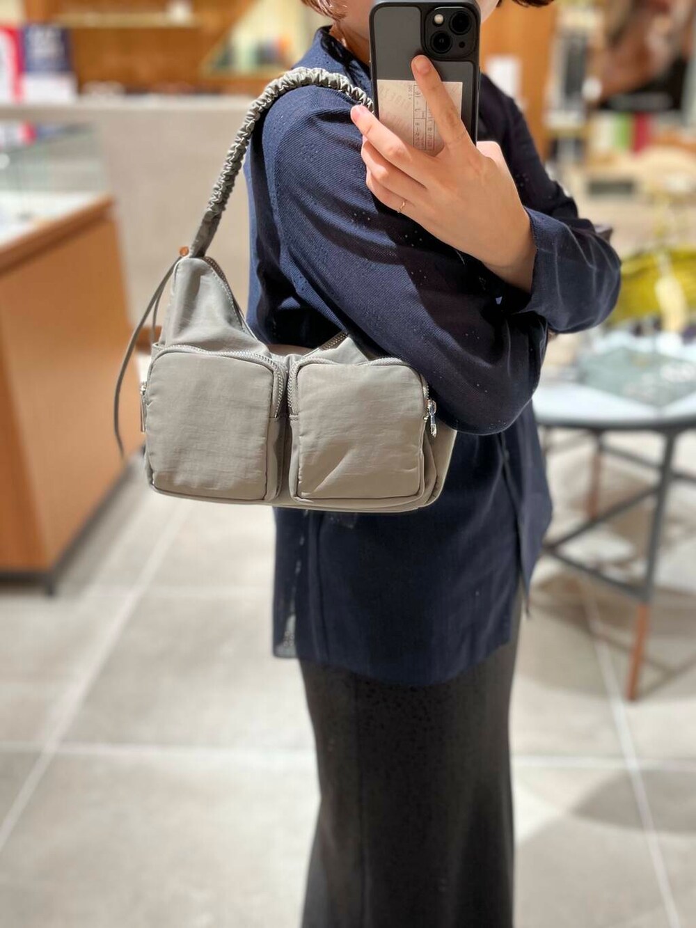 グレー系のショルダーバッグ、ホワイト系のリング、ホワイト系のリングを着用したレディースの夏コーディネートの2枚目の写真