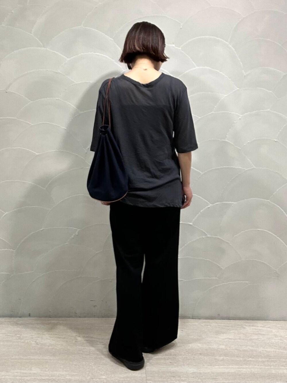 グレー系のTシャツ/カットソー、ブラック系のサンダル、ブラック系のその他パンツを着用したレディースの夏コーディネートの2枚目の写真