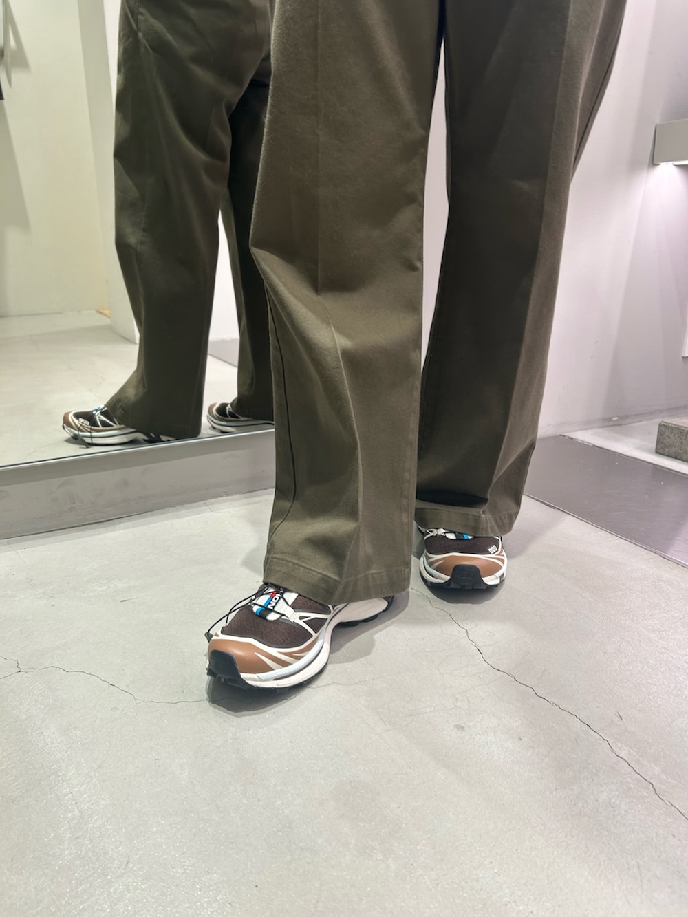 グリーン系のその他パンツ、その他のカーディガン/ボレロ、ブラック系のボディバッグ/ウエストポーチを着用したレディースの夏コーディネートの3枚目の写真