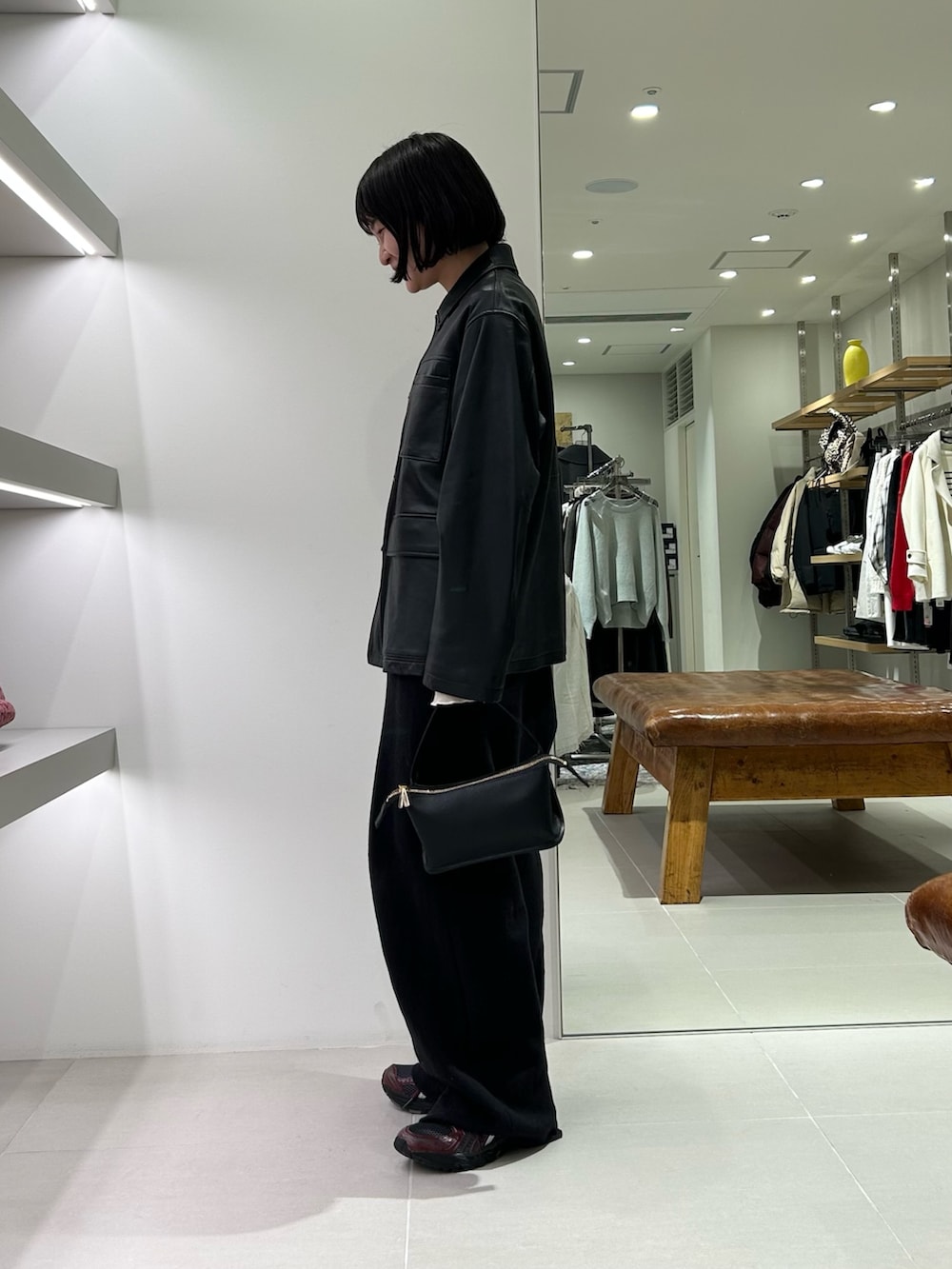 ブラック系のその他アウター、ブラック系のその他パンツ、ブラック系のハンドバッグを着用したレディースの冬コーディネートの2枚目の写真