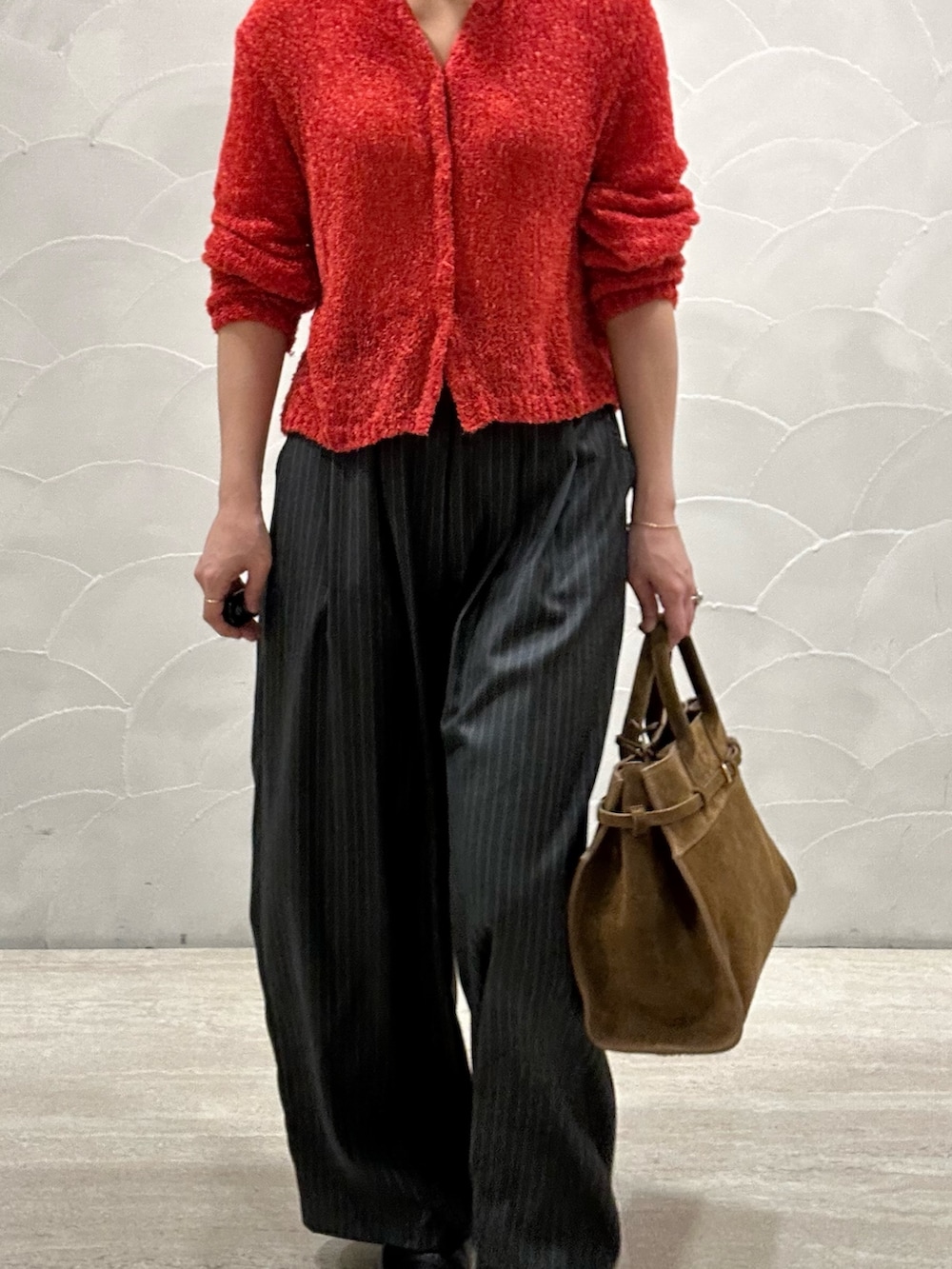 ブラウン系のトートバッグ、レッド系のカーディガン/ボレロ、その他のその他パンツを着用したレディースの秋コーディネートの3枚目の写真