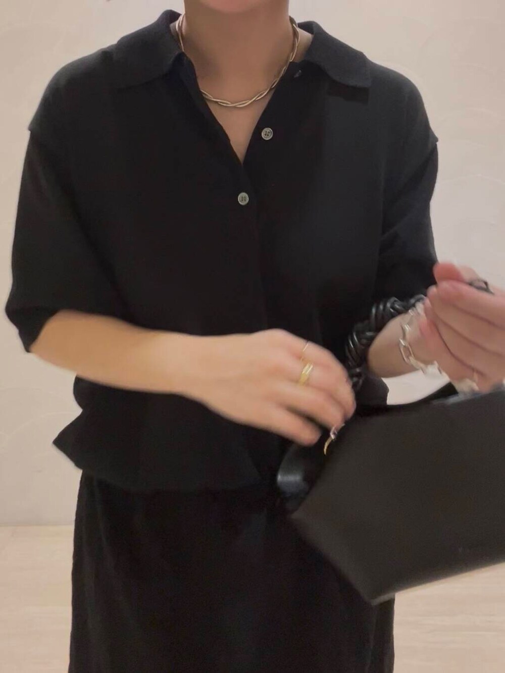 ホワイト系のパンプス、ブラック系のスカート、ブラック系のニット/セーターを着用したレディースの夏コーディネートの5枚目の写真