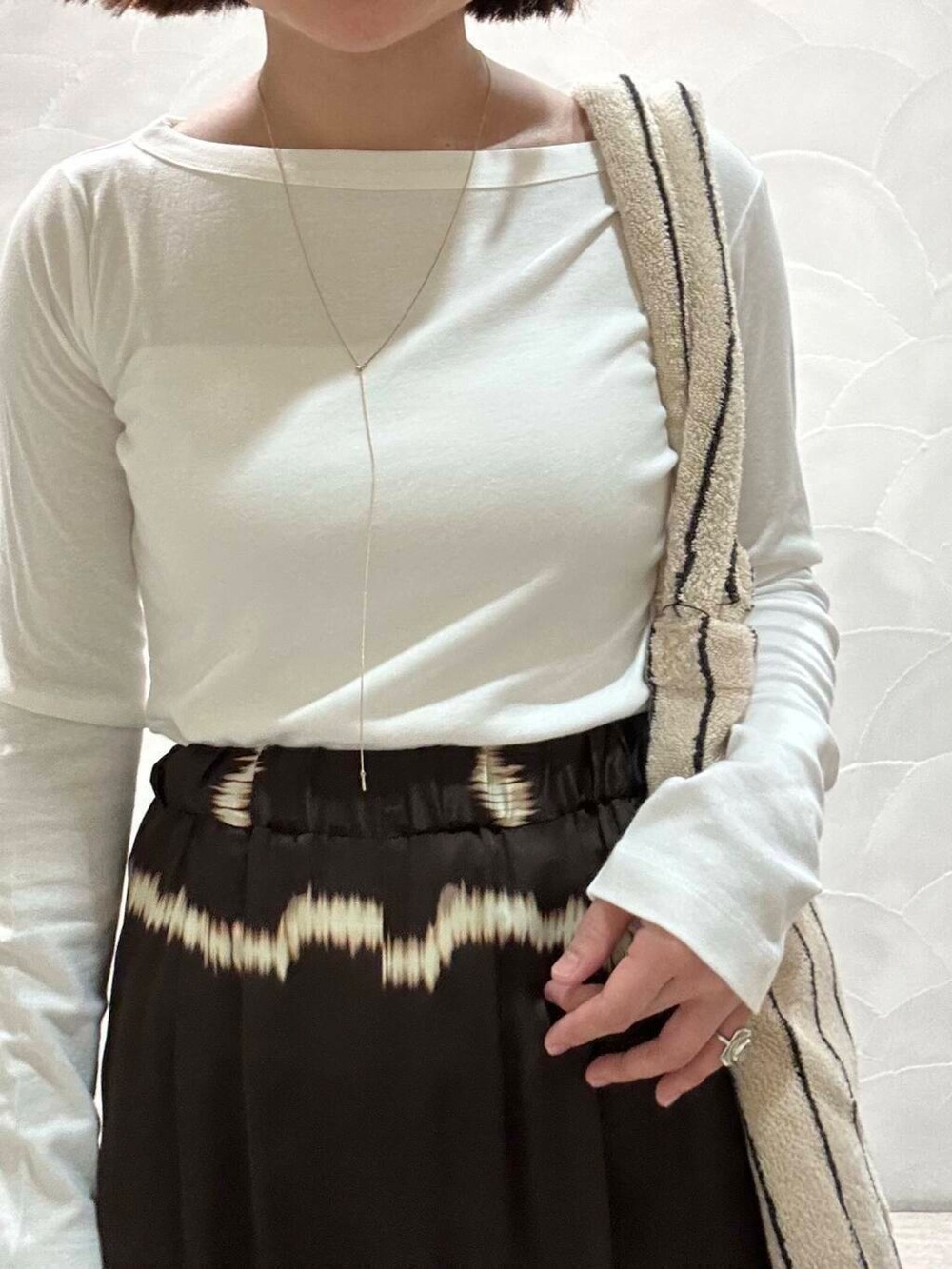 ブラウン系のその他パンツ、ブラック系のサンダル、ホワイト系のTシャツ/カットソーを着用したレディースの夏コーディネートの3枚目の写真