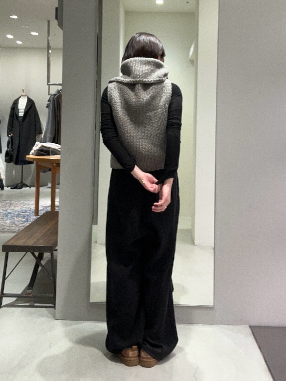 ブラック系のその他パンツ、グレー系のベスト、イエロー系のその他シューズを着用したレディースの秋コーディネートの2枚目の写真