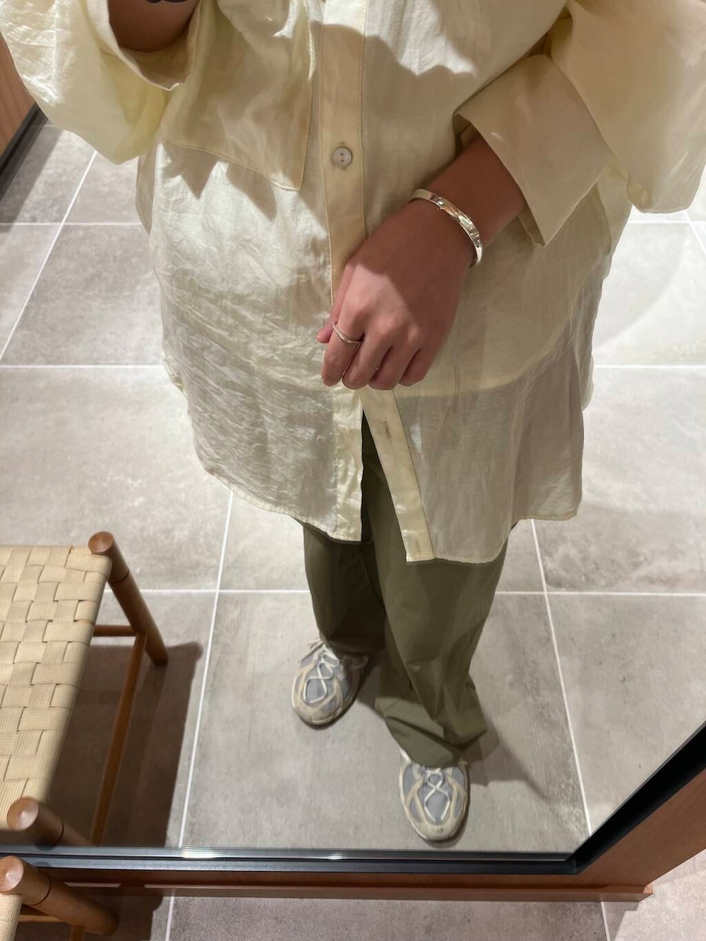 シルバー系のブレスレット、シルバー系のリングを着用したレディースの秋コーディネートの2枚目の写真