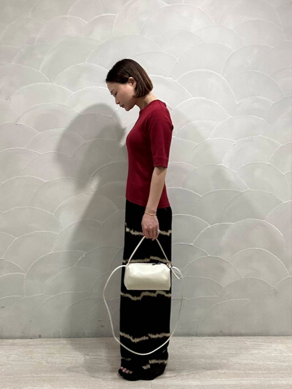 ブラウン系のその他パンツ、ホワイト系のショルダーバッグ、ブラック系のサンダルを着用したレディースの夏コーディネートの2枚目の写真