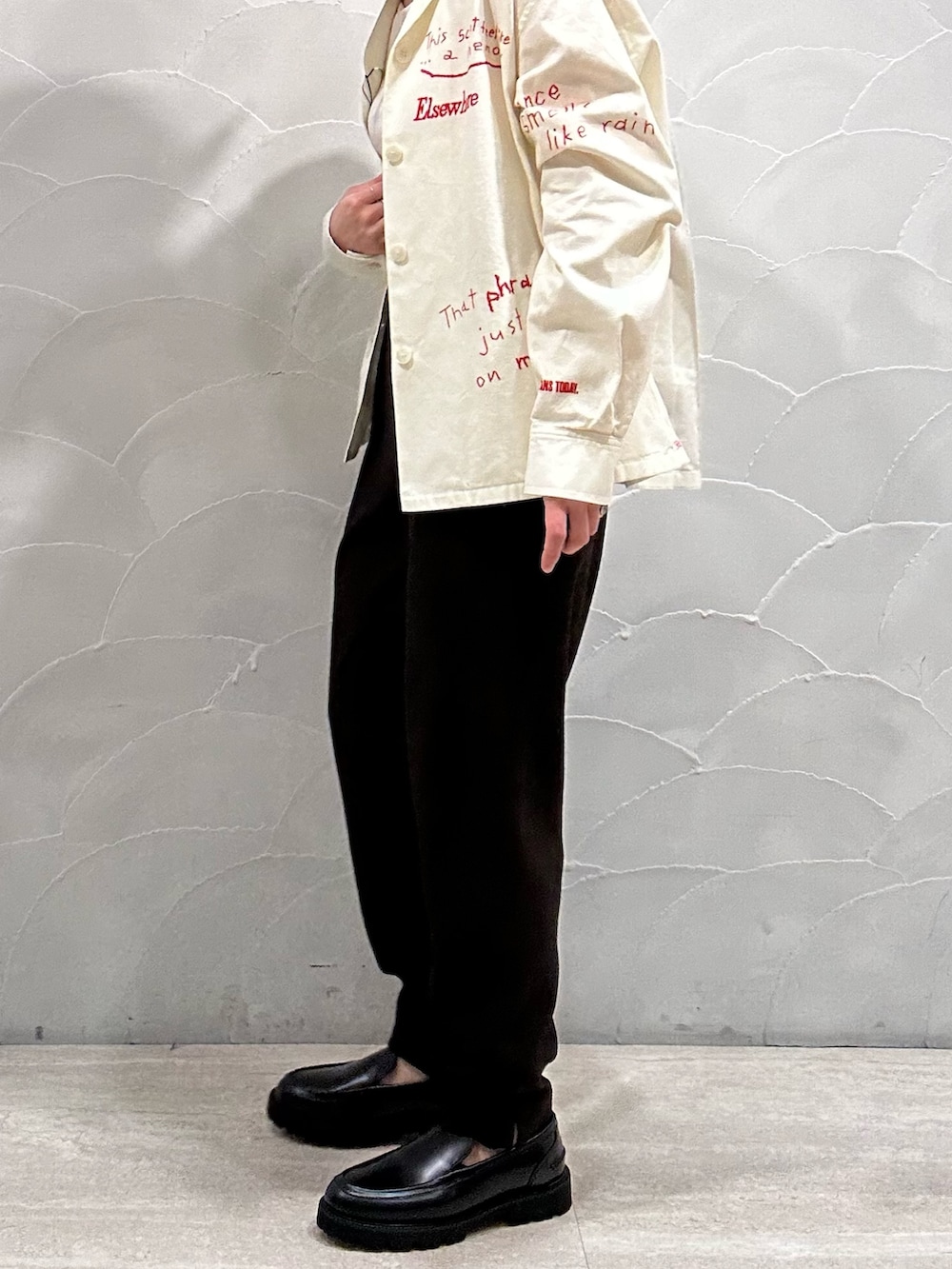 ブラウン系のその他パンツ、ホワイト系のTシャツ/カットソー、ブラック系のローファーを着用したレディースの秋コーディネートの3枚目の写真