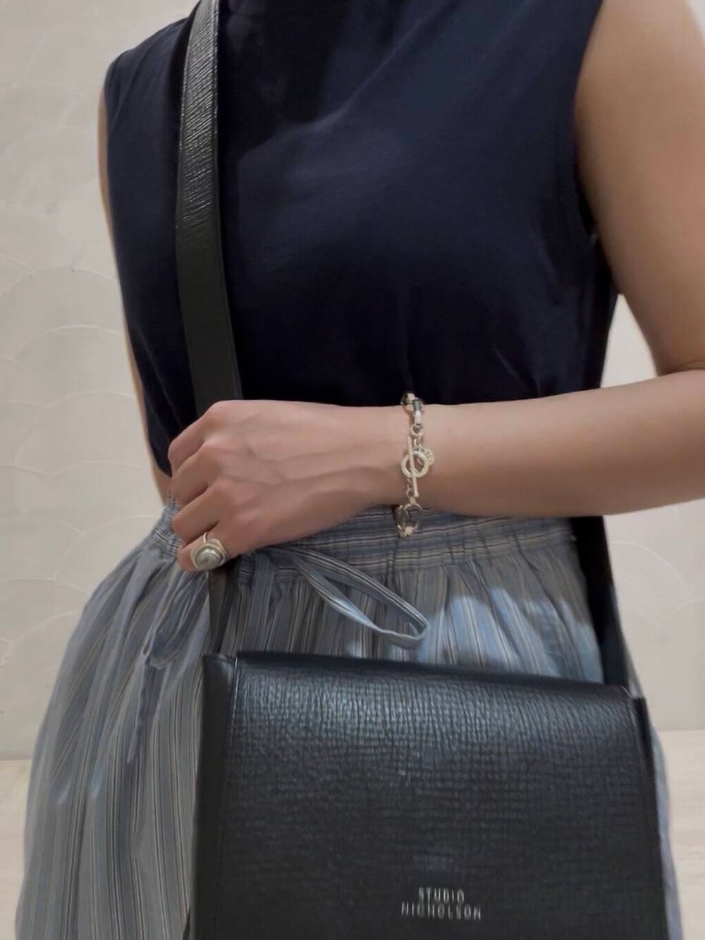 ブルー系のその他パンツ、ブルー系のTシャツ/カットソー、ブラック系のサンダルを着用したレディースの夏コーディネートの2枚目の写真