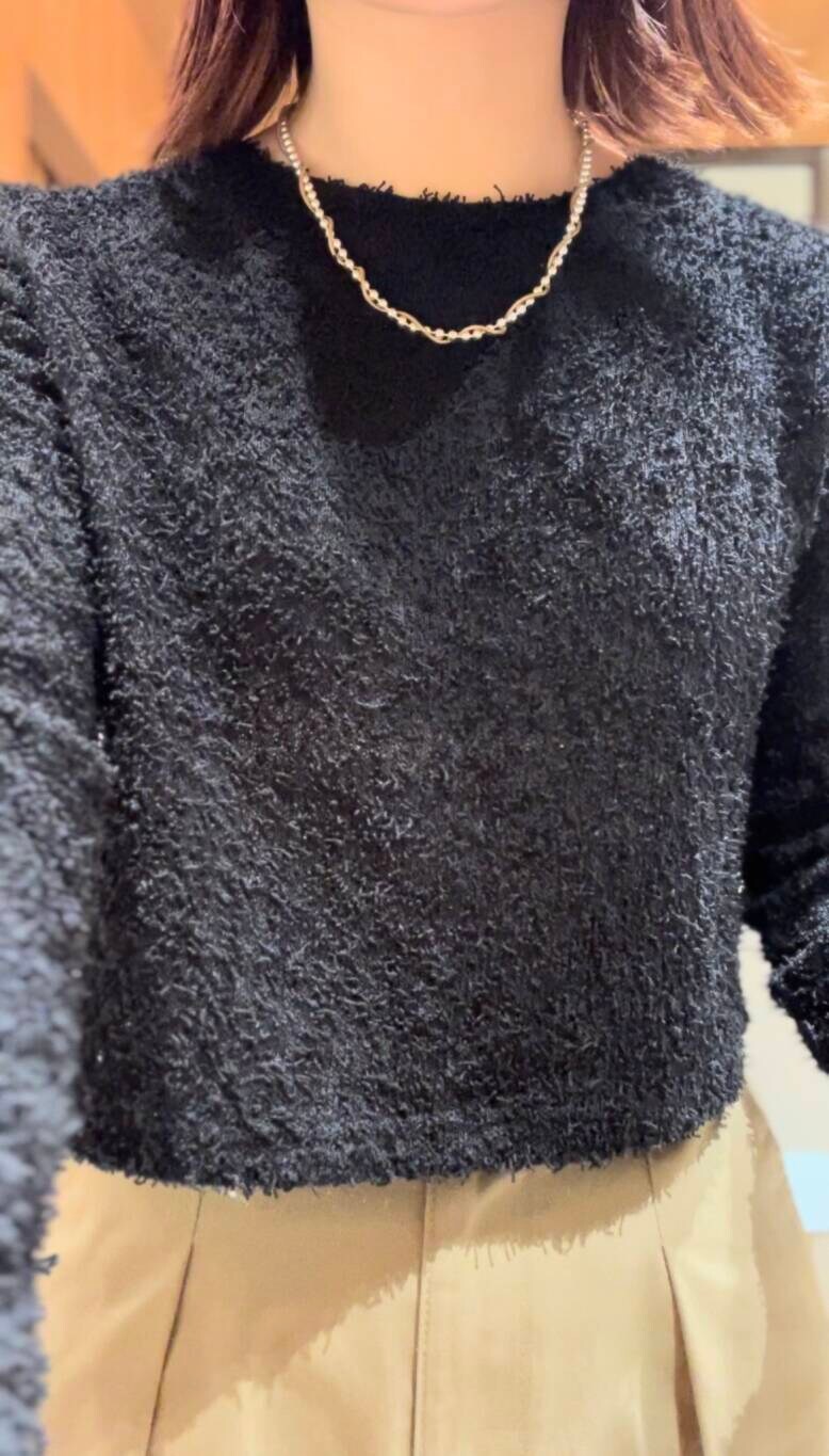 ゴールド系のネックレスを着用したレディースの秋コーディネートの2枚目の写真