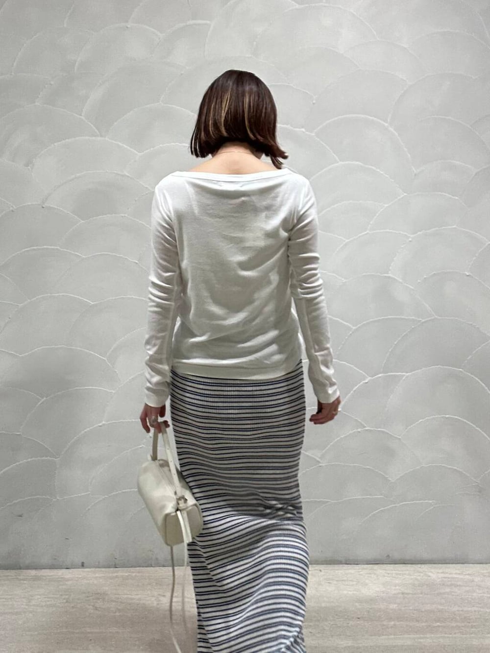 その他のスカート、ブラック系のサンダル、ホワイト系のTシャツ/カットソーを着用したレディースの夏コーディネートの3枚目の写真